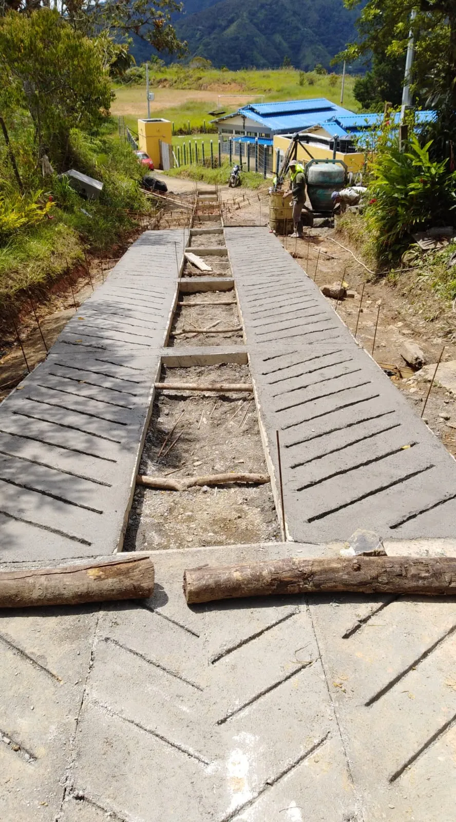 Placa huella en concreto terminada en una vía rural de Cañas Gordas, Antioquia