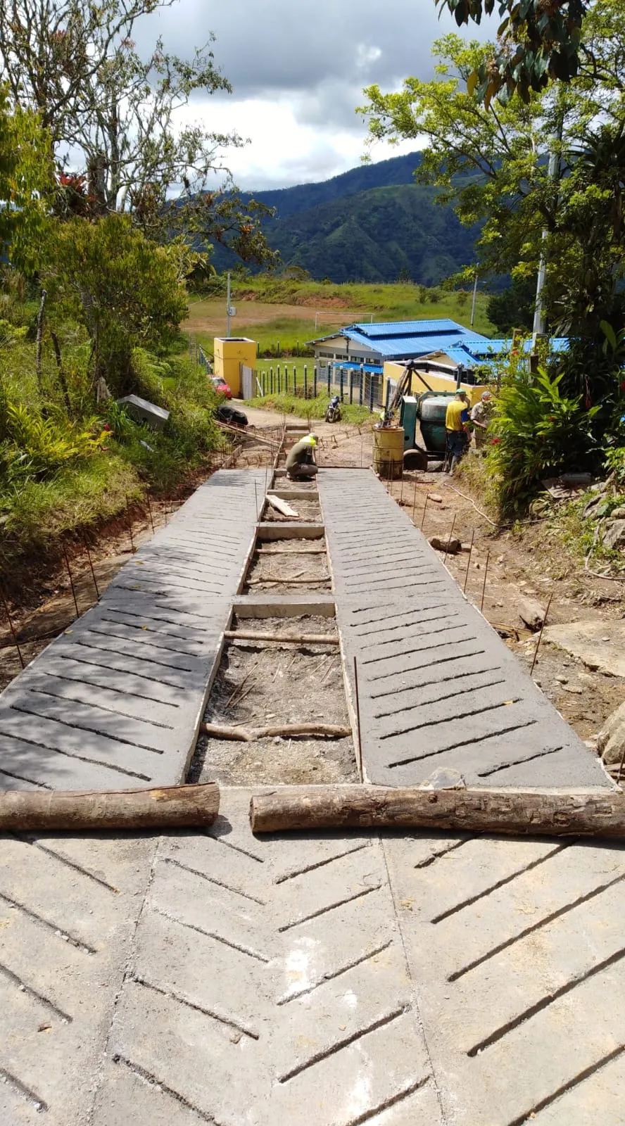Placa huella en concreto reforzado construida en Cañas Gordas, occidente de Antioquia