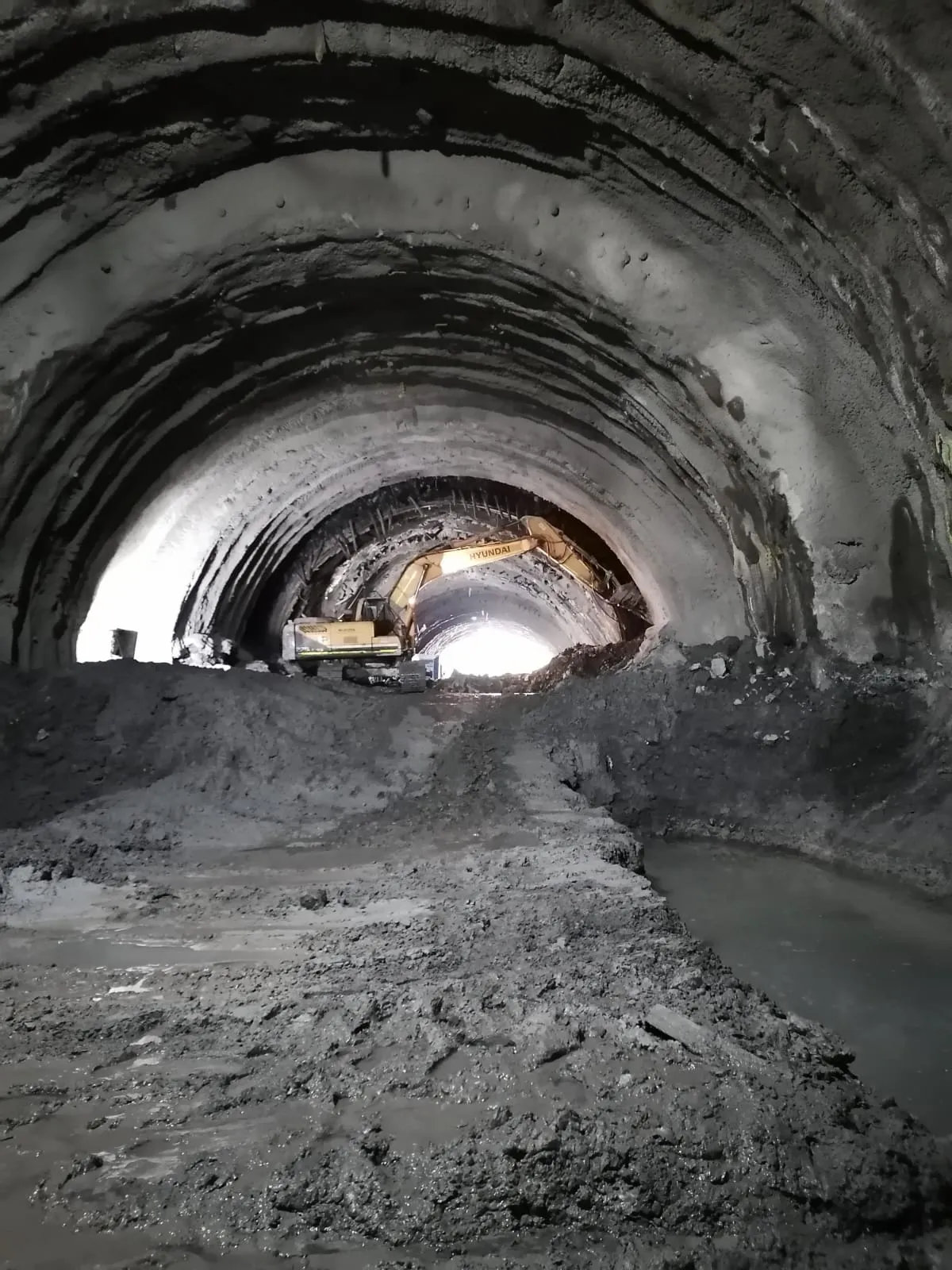 Excavación del túnel de la Autopista al Mar 2 con retroexcavadora