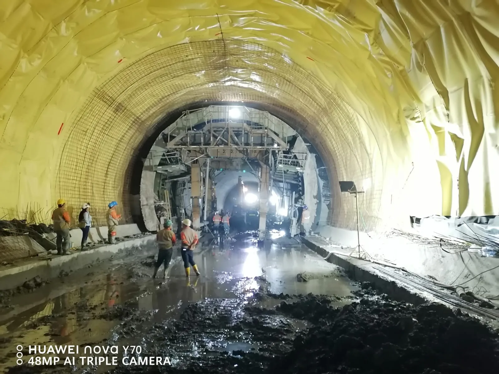 Colocación de la membrana de impermeabilización en el túnel antes del revestimiento