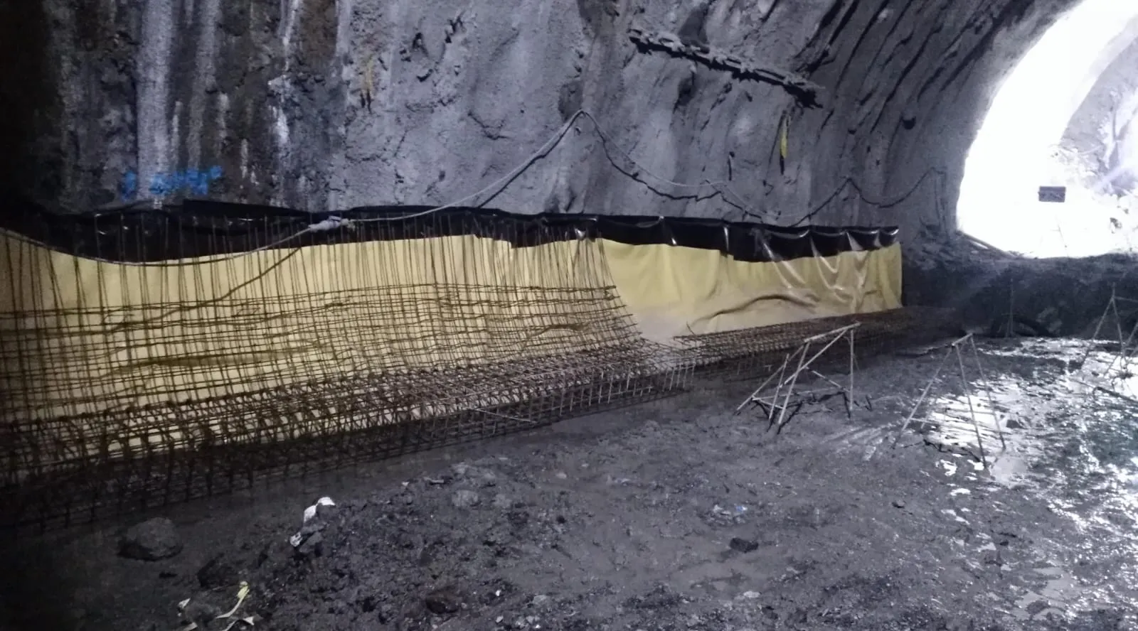 Figurado y amarre de hierro en la bóveda del túnel