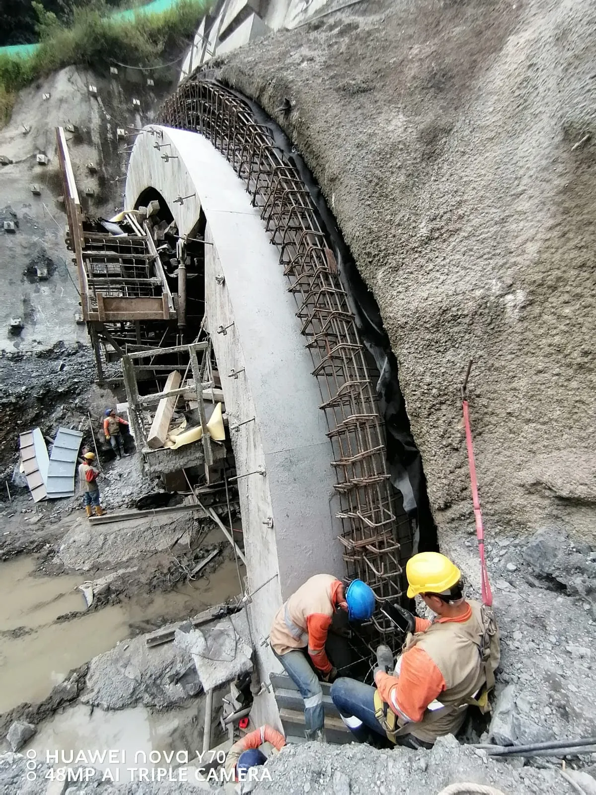 Armado del hierro de una viga de amarre dentro del túnel