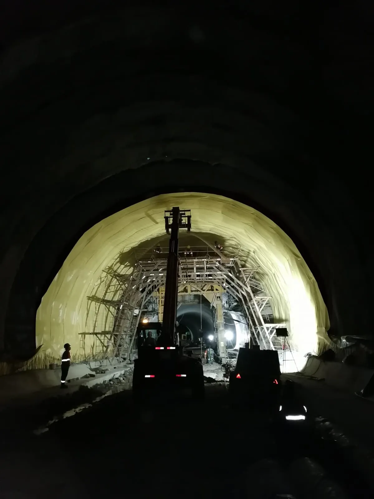 Montaje de la formaleta del revestimiento dentro del túnel