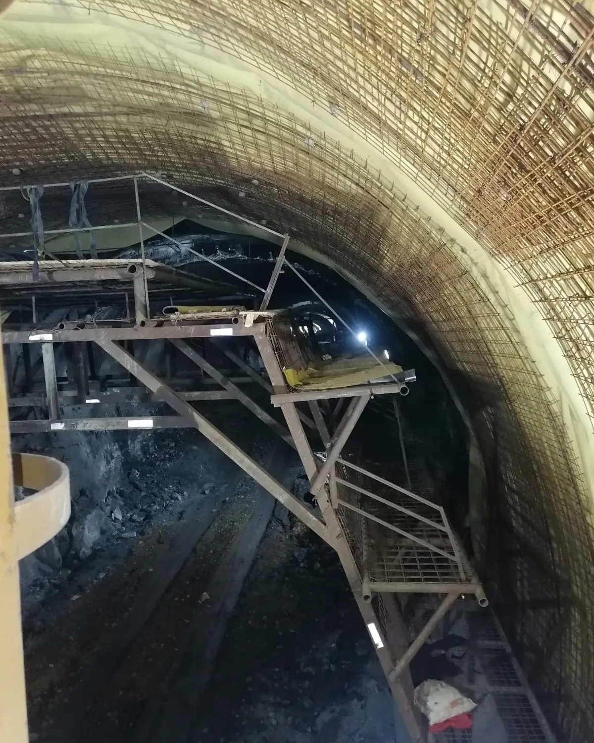Cuadrilla de Ramiro Goez Construcciones trabajando en el túnel de la Autopista al Mar 2